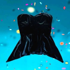 LAST CHANCE 🦖🦖 GUESS black velvet peplum strapless top